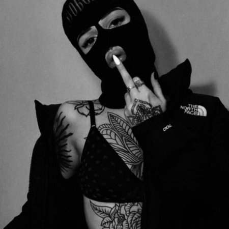 Девушка в балаклаве