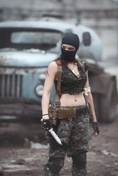 Девушка в военной маск