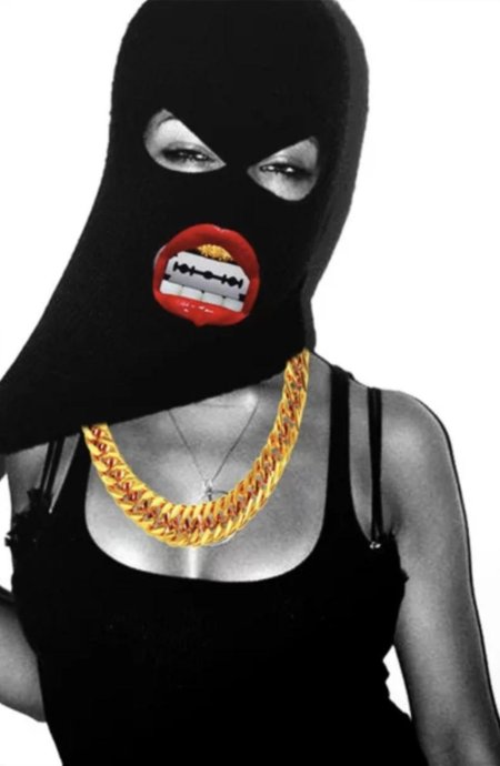 Девушка в балаклаве