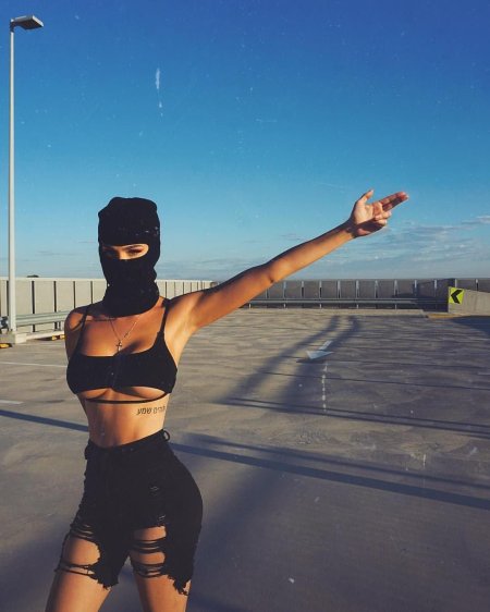 Девушка в балаклаве