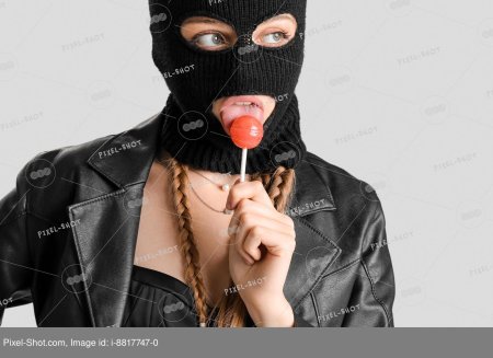 Девушка в балаклаве