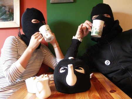 Парень и девушка в балаклавах