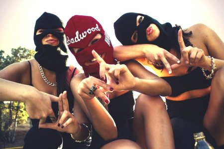 Банда девушек в балаклавах