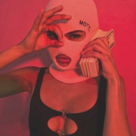 Девушка в балаклаве