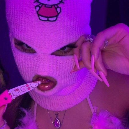 Девушка в розовой балаклаве