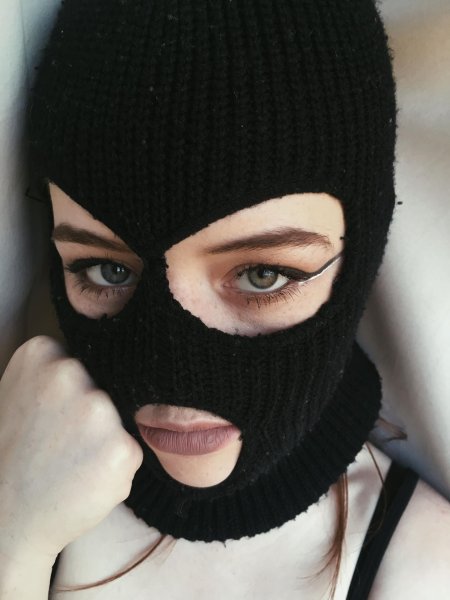 Девушка в маске балаклаве