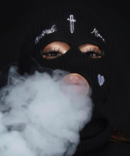 Девушка в бандитской маске