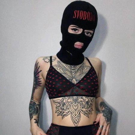 Девушка в балаклаве