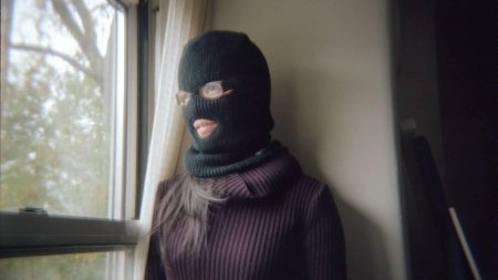 Девушка в балаклаве