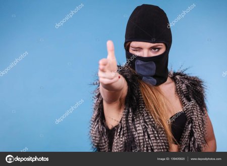 Девушка в балаклаве