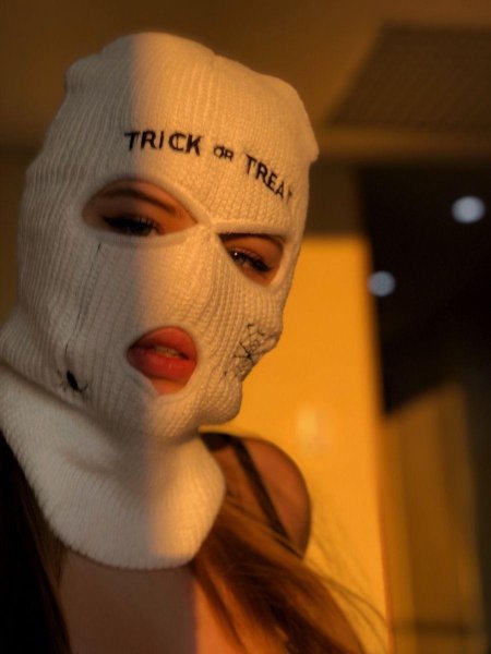 Девушка в балаклаве