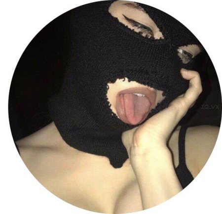 Девушка в балаклаве