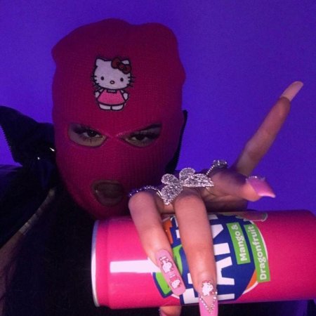 Девушка в розовой балаклаве