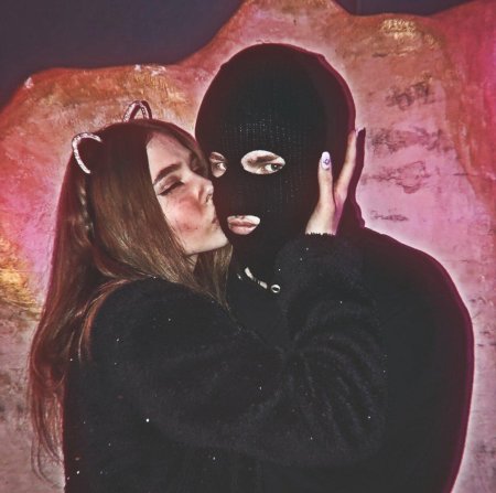 Парень и девушка в балаклавах