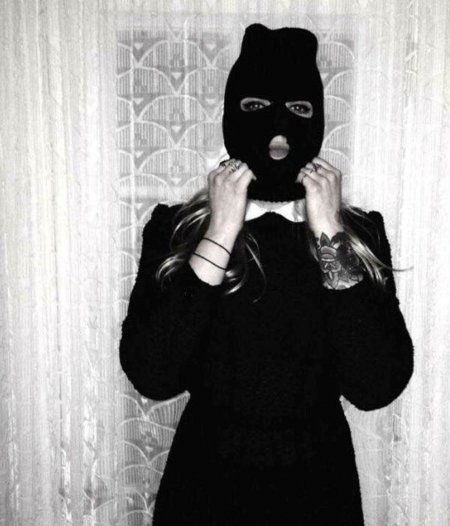 Девушка в маске