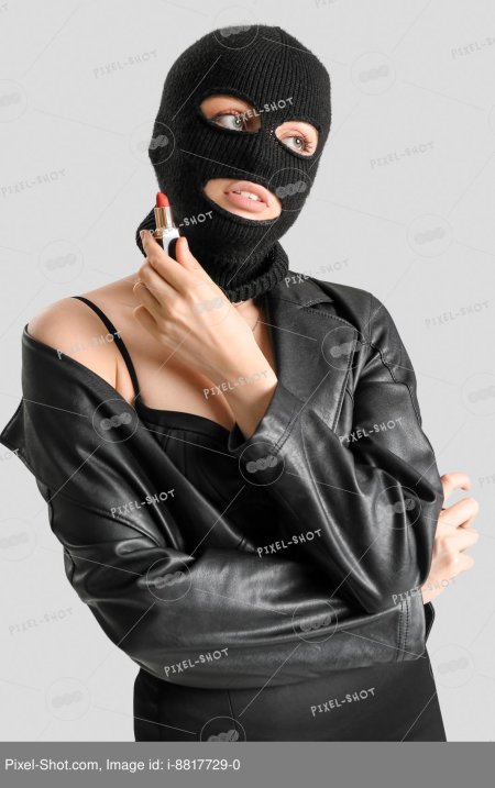 Девушка в балаклаве