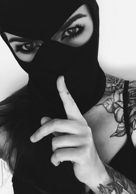 Девушка в балаклаве