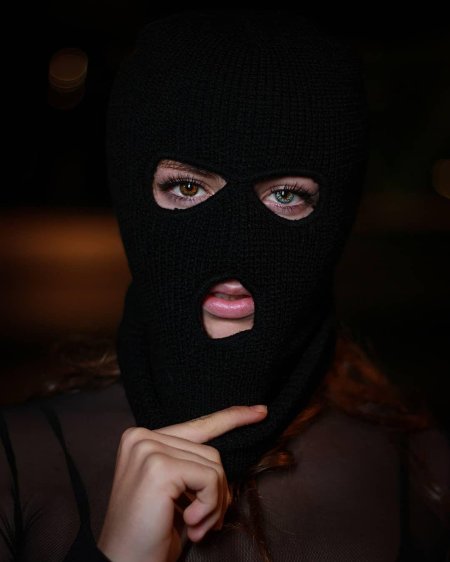 Девушка в маске