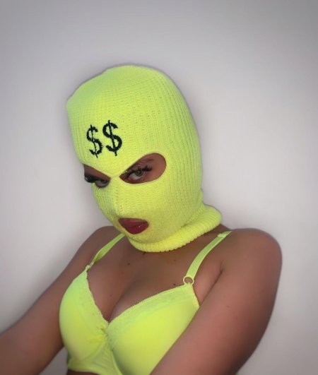 Девушка в балаклаве