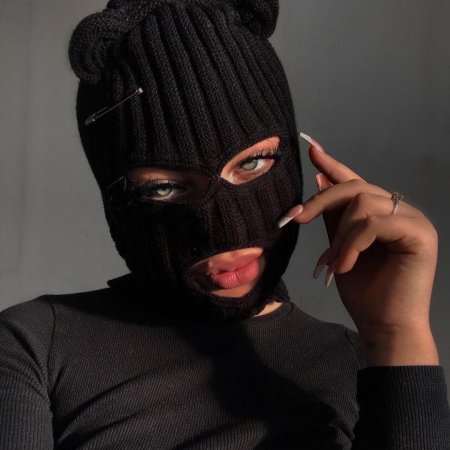 Девушка в балаклаве