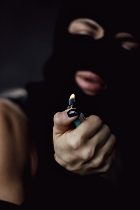 Девушка в балаклаве