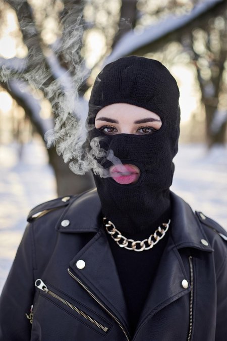 Девушка в маске балаклаве