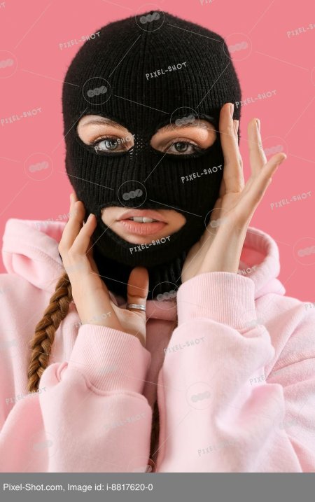 Девушка в балаклаве