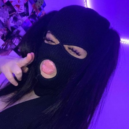 Девушка в балаклаве