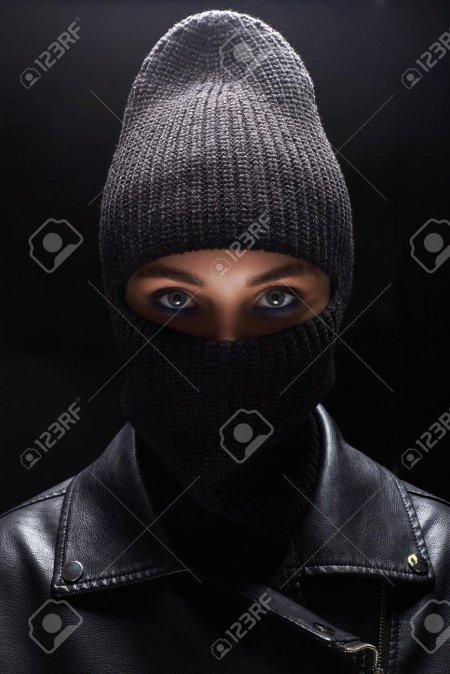 Девушка в балаклаве