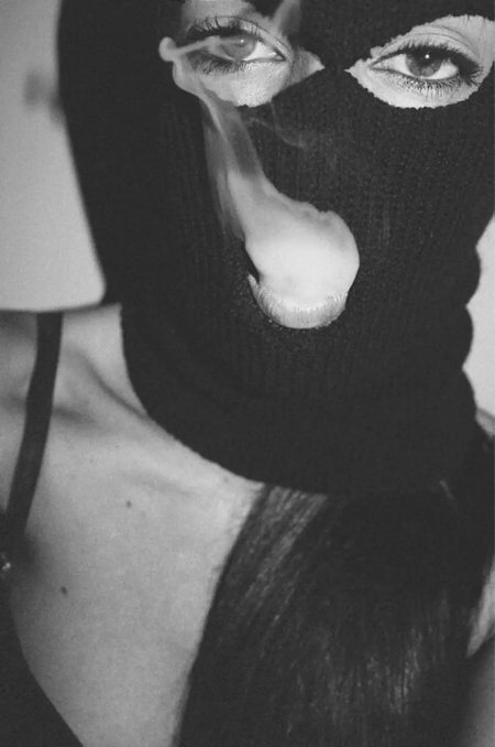 Девушка в бандитской маске