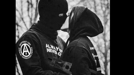 Парень и девушка в масках