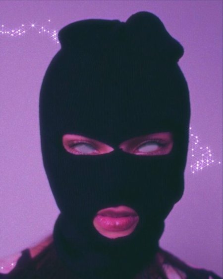 Девушка в балаклаве