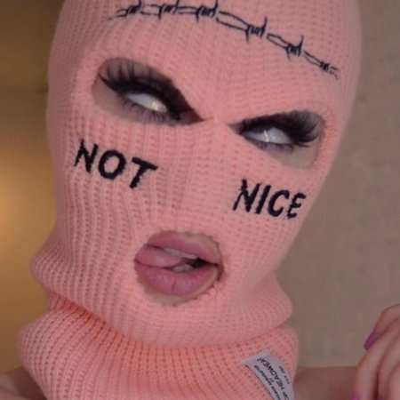 Девушка в балаклаве