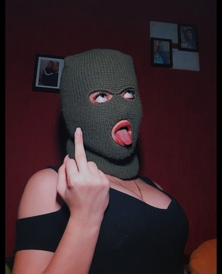 Девушка в балаклаве