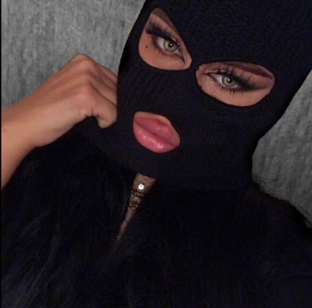 Девушка в балаклаве