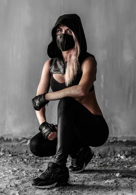 Девушка в маске