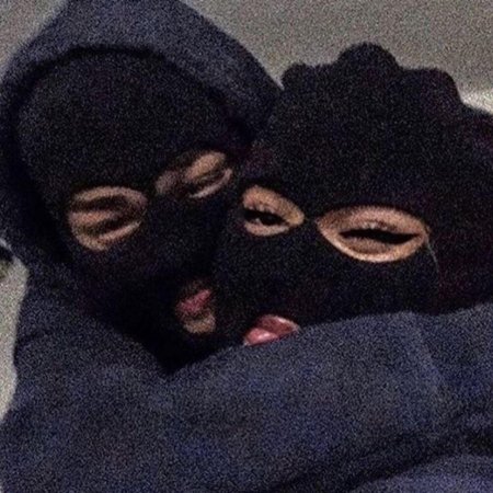 Девушка в балаклаве