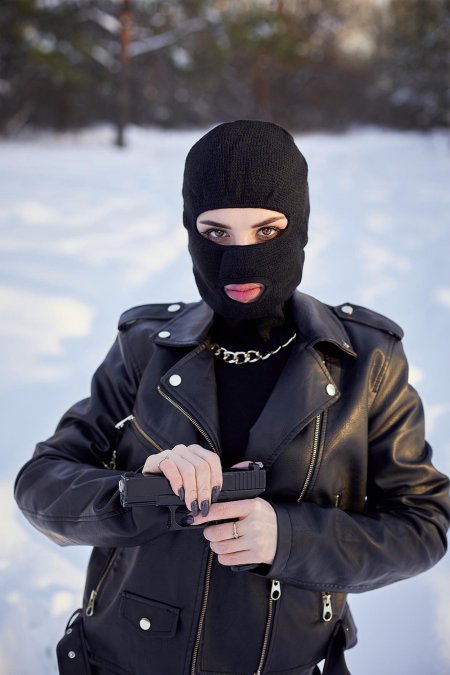 Девушка в балаклаве