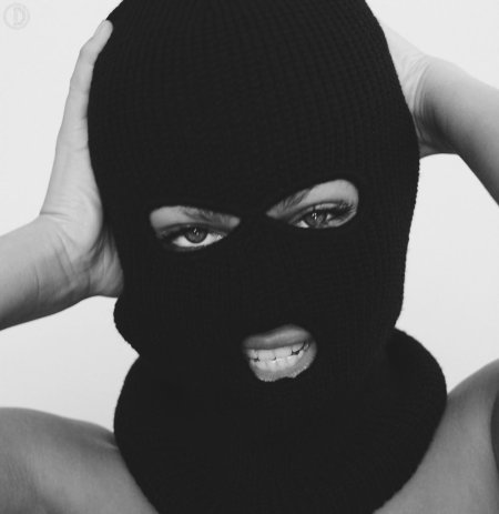 Девушка в балаклаве