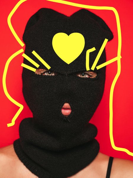 Девушка в балаклаве