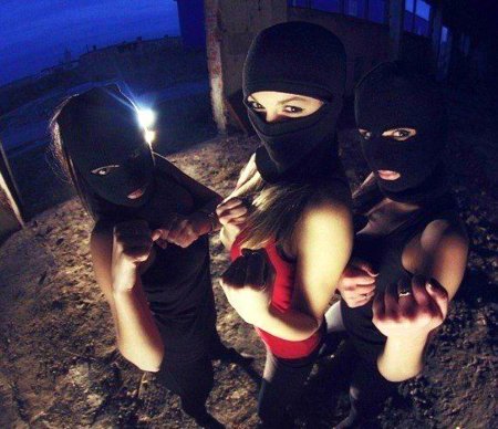 Банда девушек в балаклавах