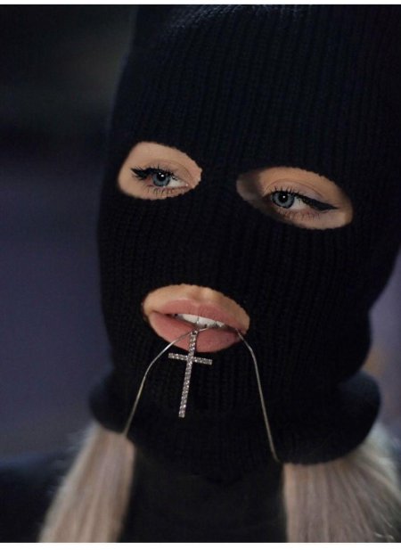 Девушка в балаклаве