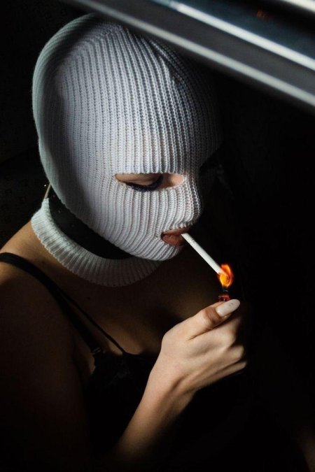 В балаклаве с сигаретой