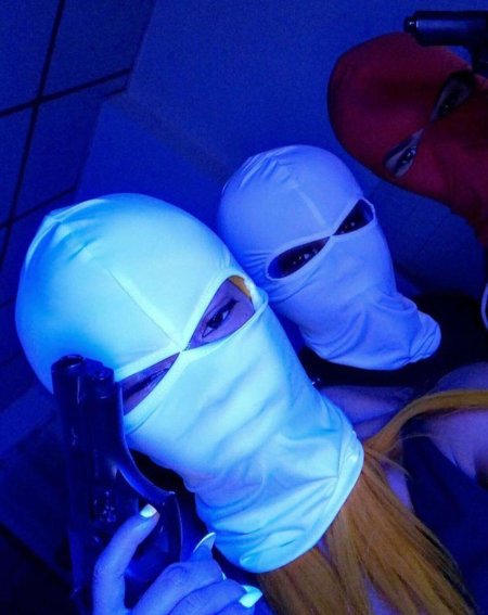 Девушка в балаклаве