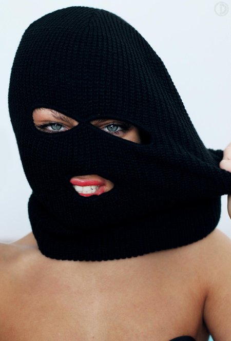 Девушка в балаклаве