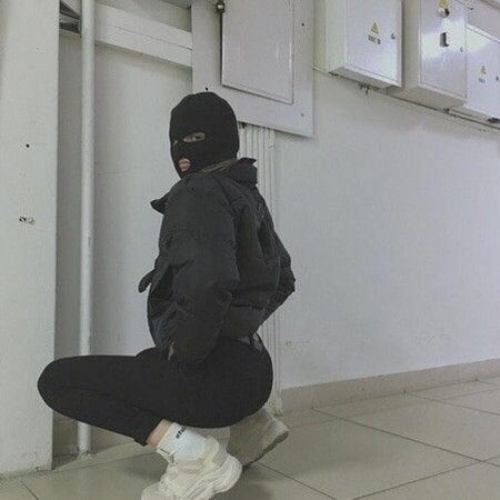 Девушка в балаклаве