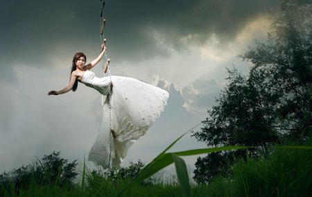 Девушка на качели