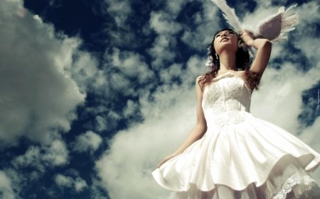 Девушки в белом