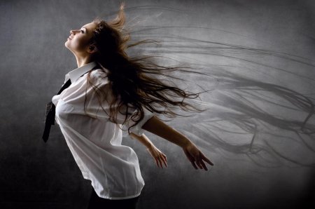 Девушка на ветру