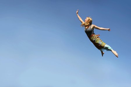 Человек летает в воздухе